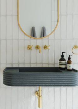 Iva+Kast+concrete+fluted+sink+in+a+neutral+modern+bathroom+with+white+glossy+tiles